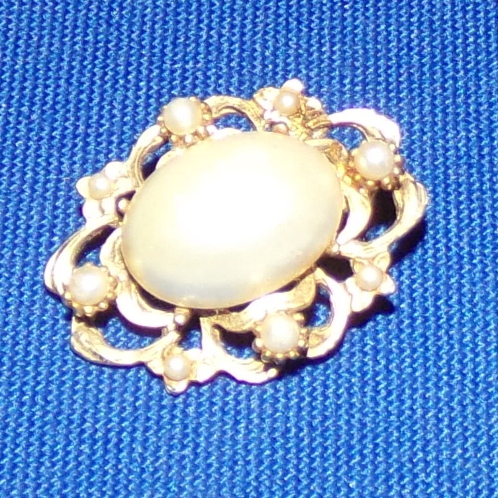 Vintage Faux Pearl & Goldtone Collar Clip Button Hole Brooch